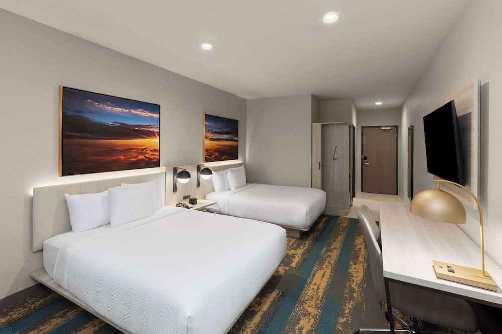 La Quinta Inn & Suites by Wyndham DeSoto 22/44