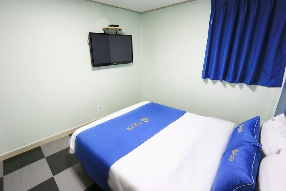 PEANUT HOTEL 22/61
