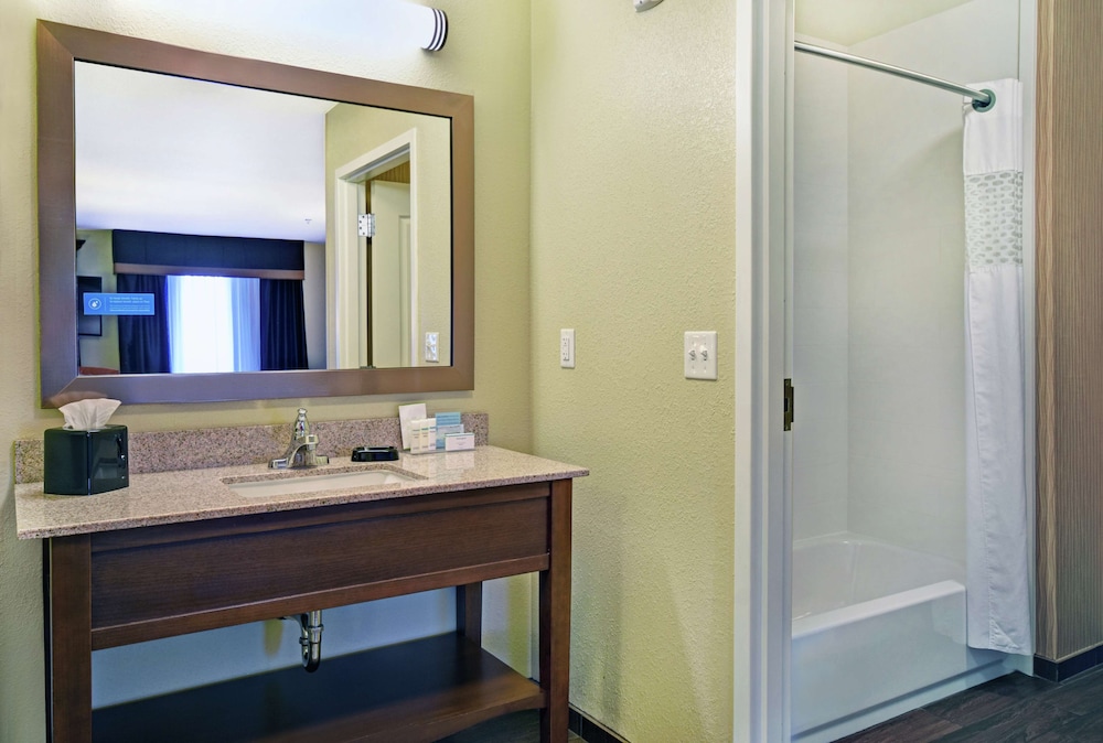 Hampton Inn and Suites Milwaukee Franklin 15/44
