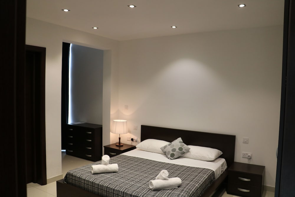 3 BEDROOMS, BLACK AND WHITE, APARTMENT