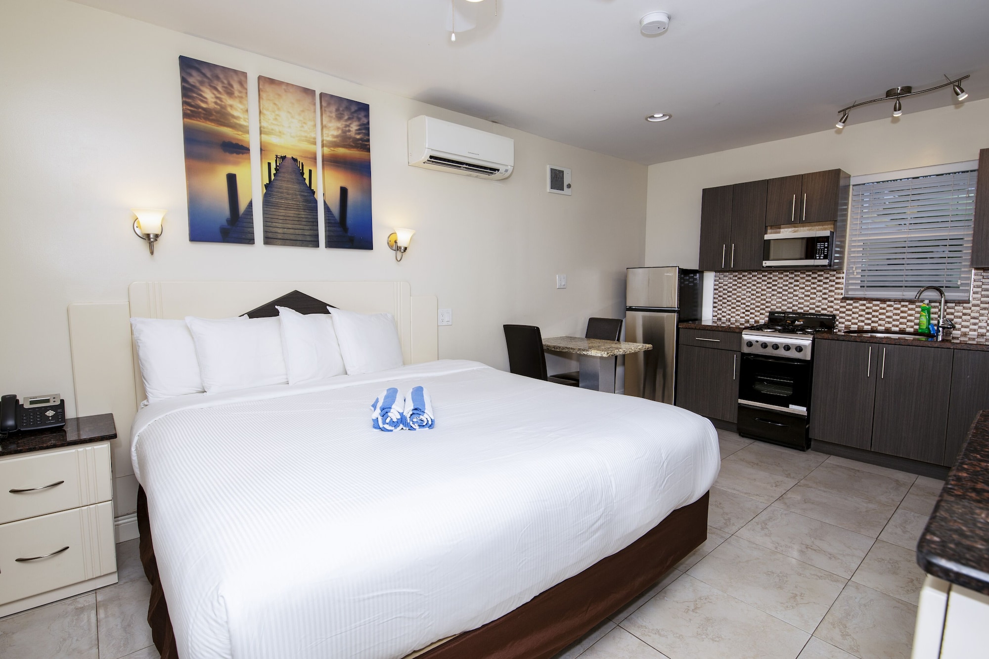 STUDIO, KING BED