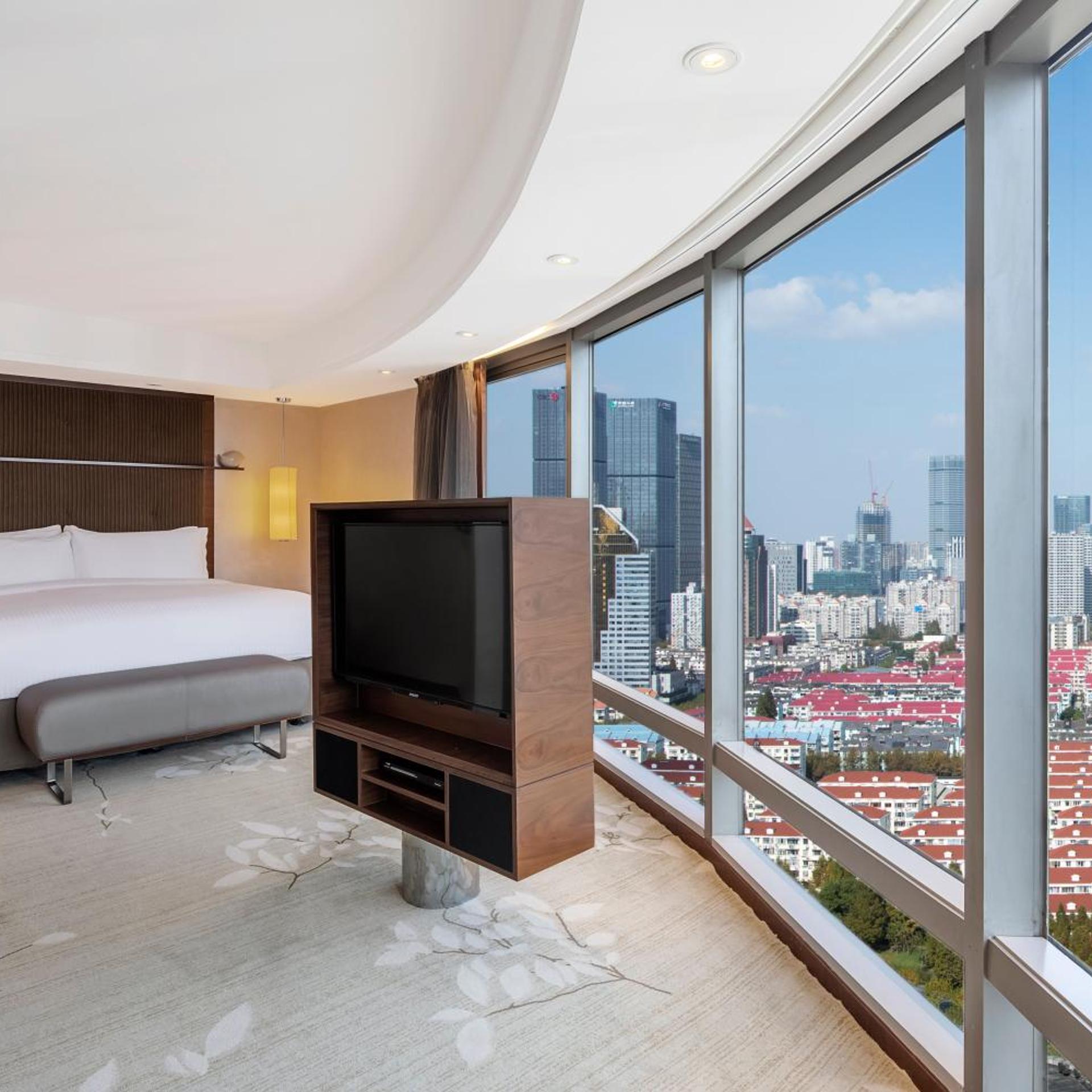 Diplomat, Suite, King Bed, City View, Lounge Access, High Floor