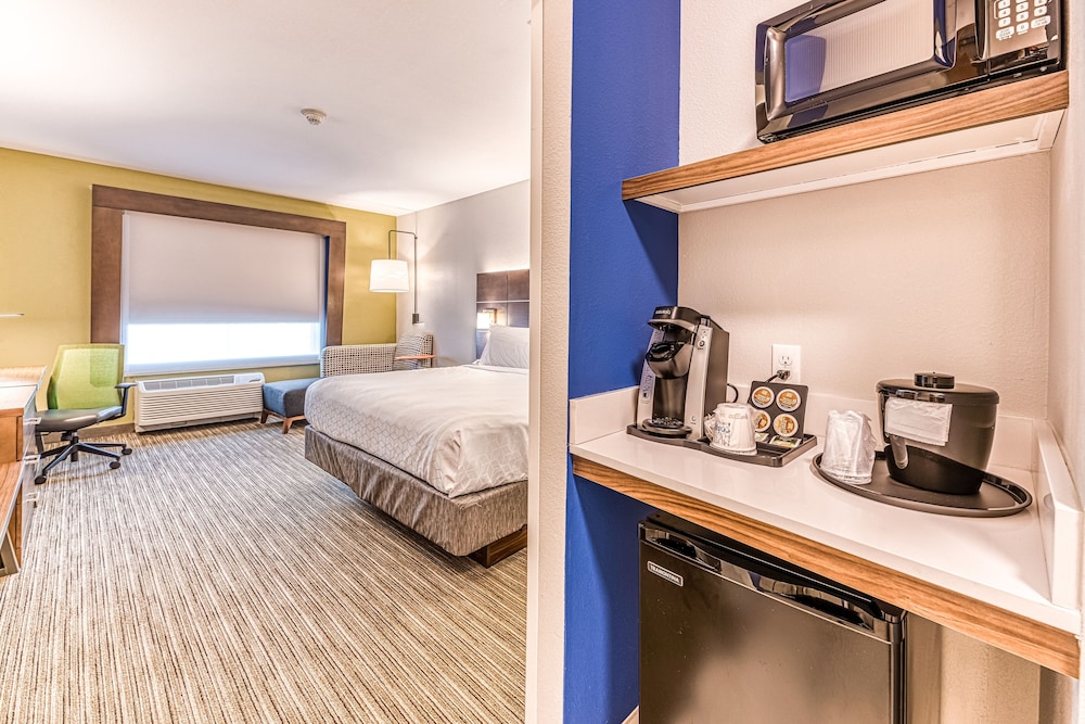 Holiday Inn Express Suites Rantoul 32/76