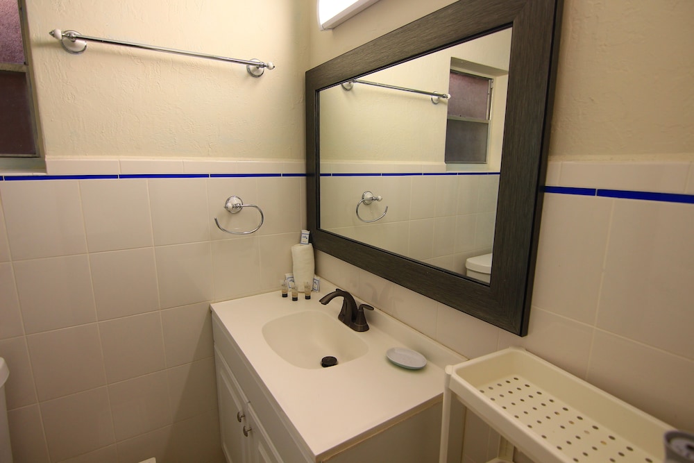 Sunny Isles Apartments 11/73