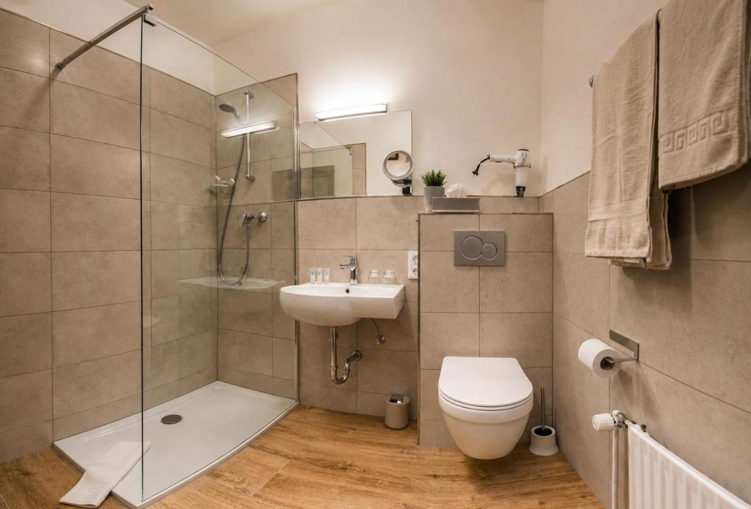غرفة ثلاثية، Hotel Wiesengrund 6/9
