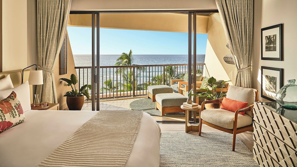 2 Bedrooms, Suite, 1 King and 2 Queen Beds, Ocean Front, Sofa, Club Lounge Access