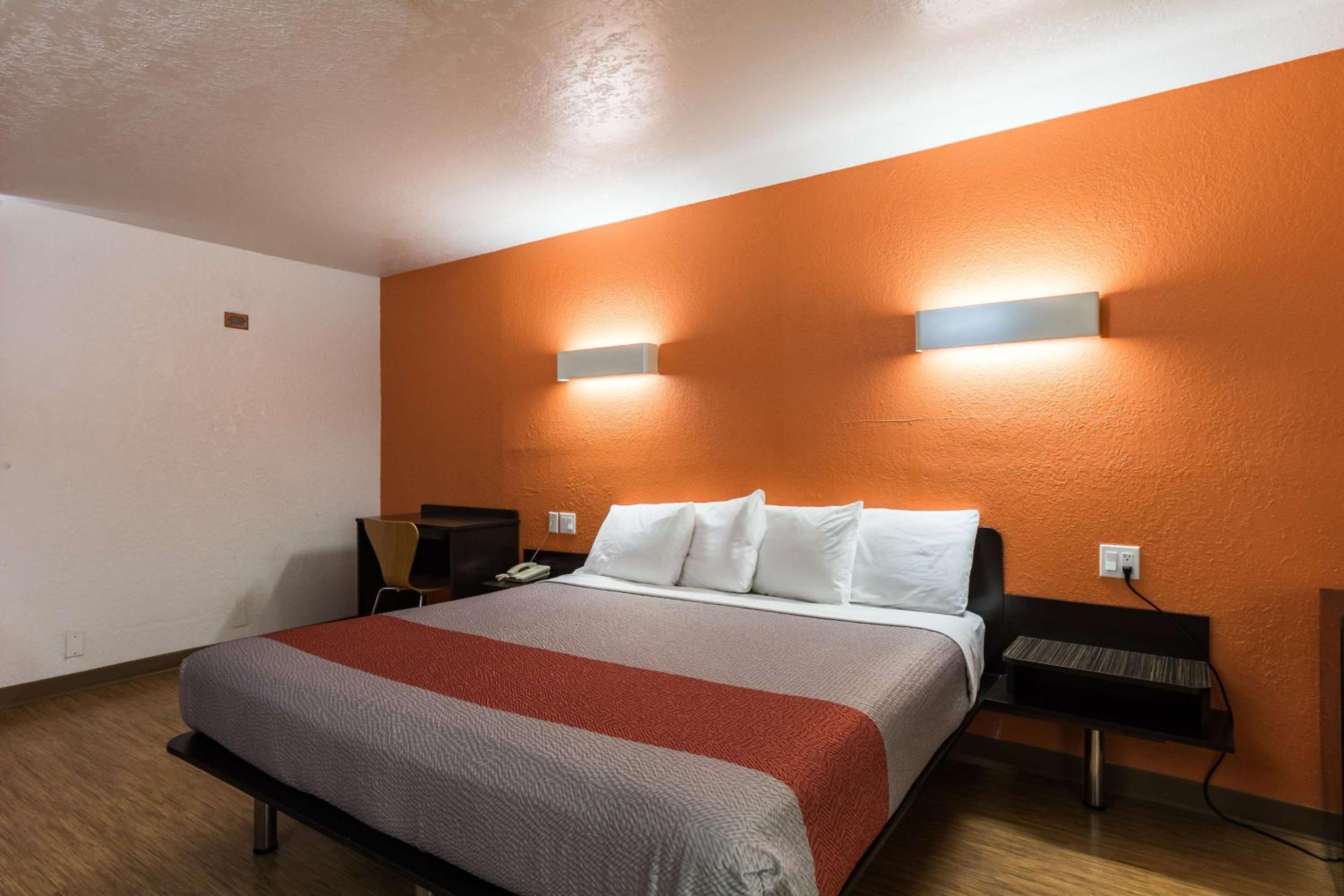 1 King Bed - Mobility Access Ri Shwr Nsmk، Motel6 Uvalde, TX 7/10