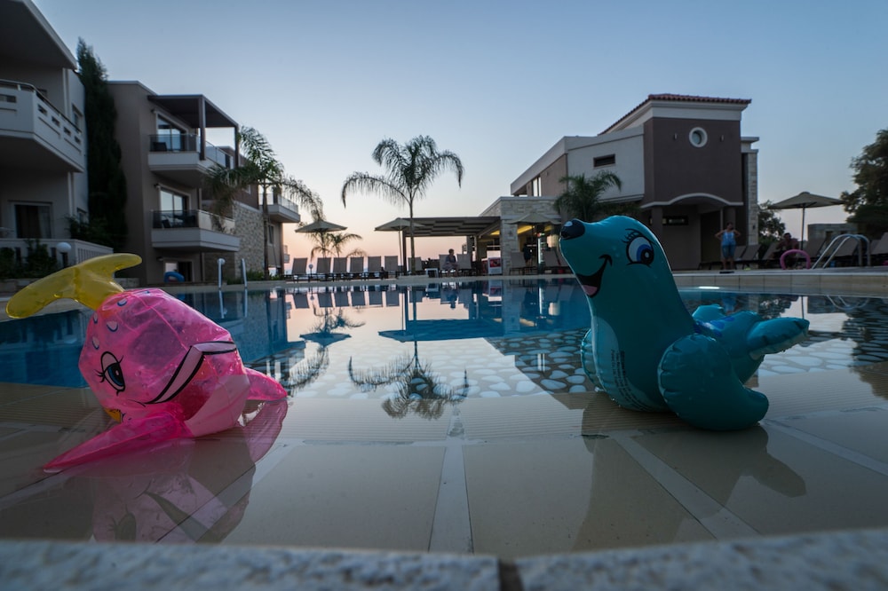 Golden Bay Suites 45/67