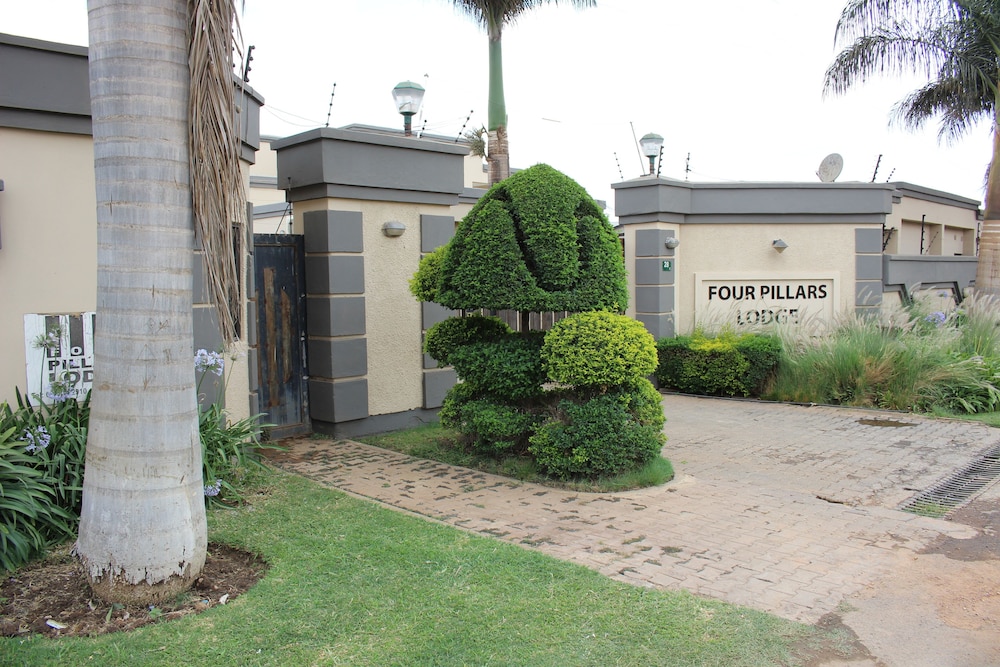 Four Pillars Lodge 21/25