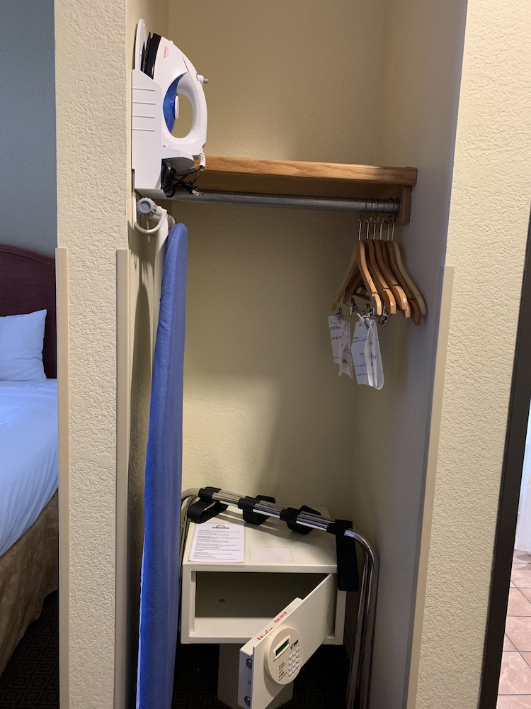 Days Inn by Wyndham Bernalillo 27/43