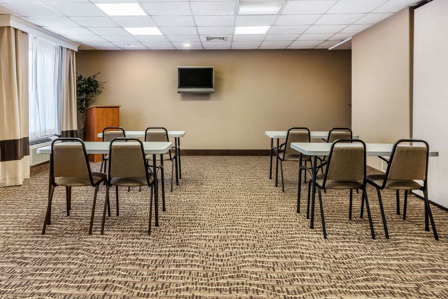 Comfort Inn And Suites Airport American Way 34/42