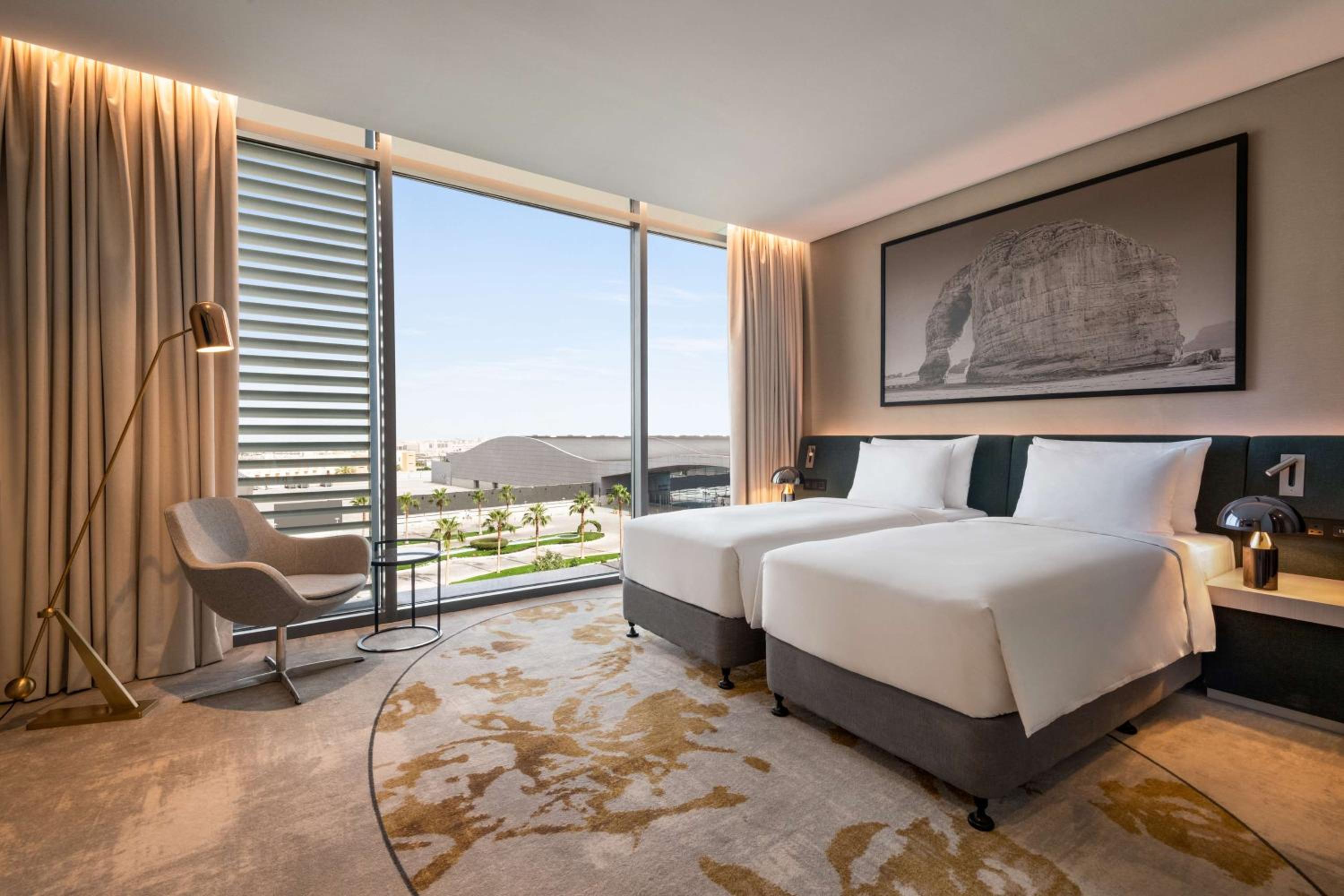 جناح ملكي بشرفة مع دخول الصالة، فندق راديسون بلو مركز الرياض للمؤتمرات والمعارض(Radisson Blu Hotel Riyadh Convention & Exhibition Center) 4/10