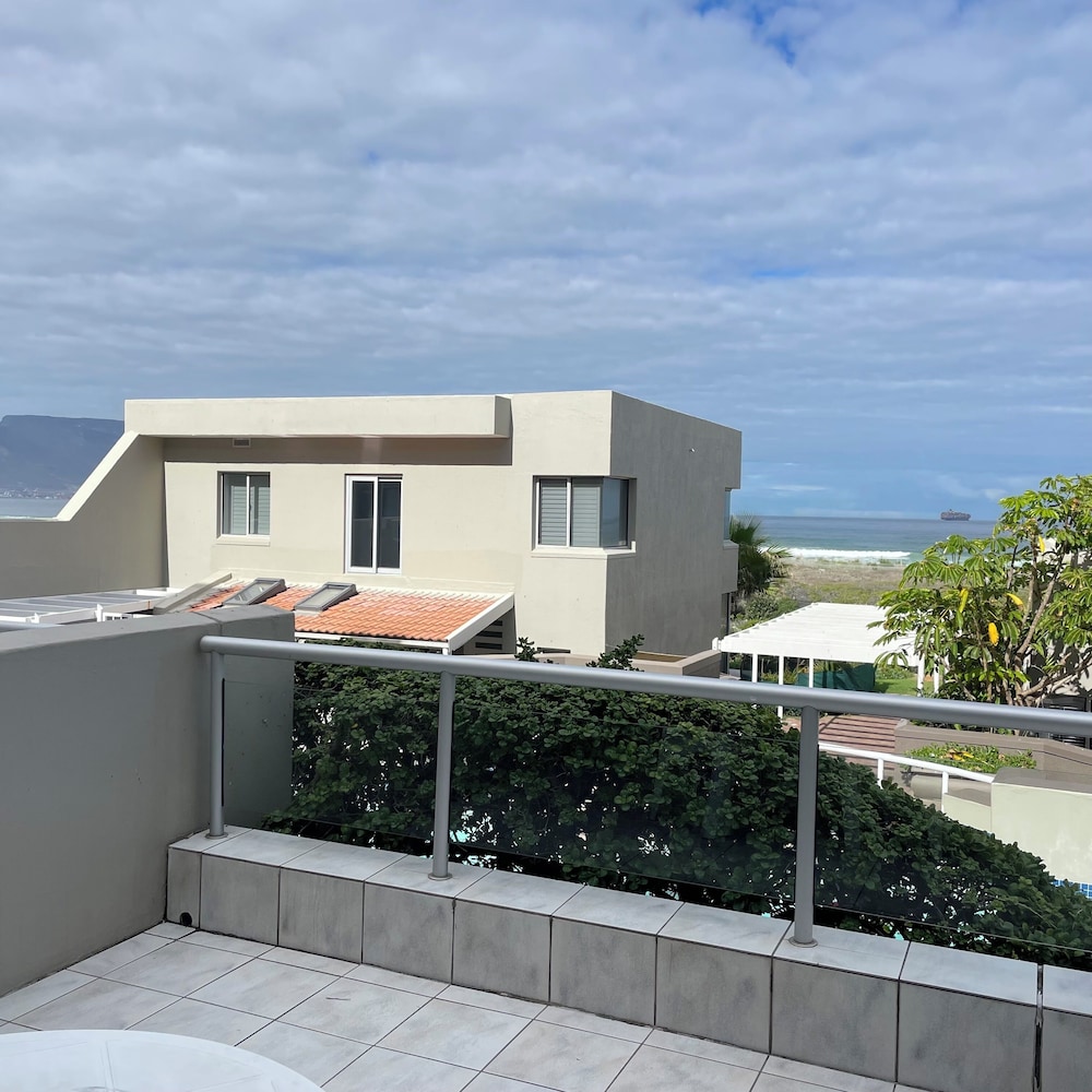 Dolphin Beach Hotel 6/76