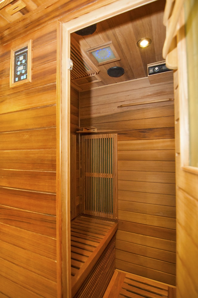 CENTURY PARK RESIDENCE 24/43