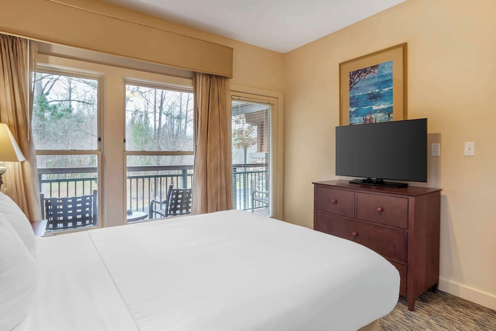 1 BEDROOM, SUITE, QUEEN BED, SOFA