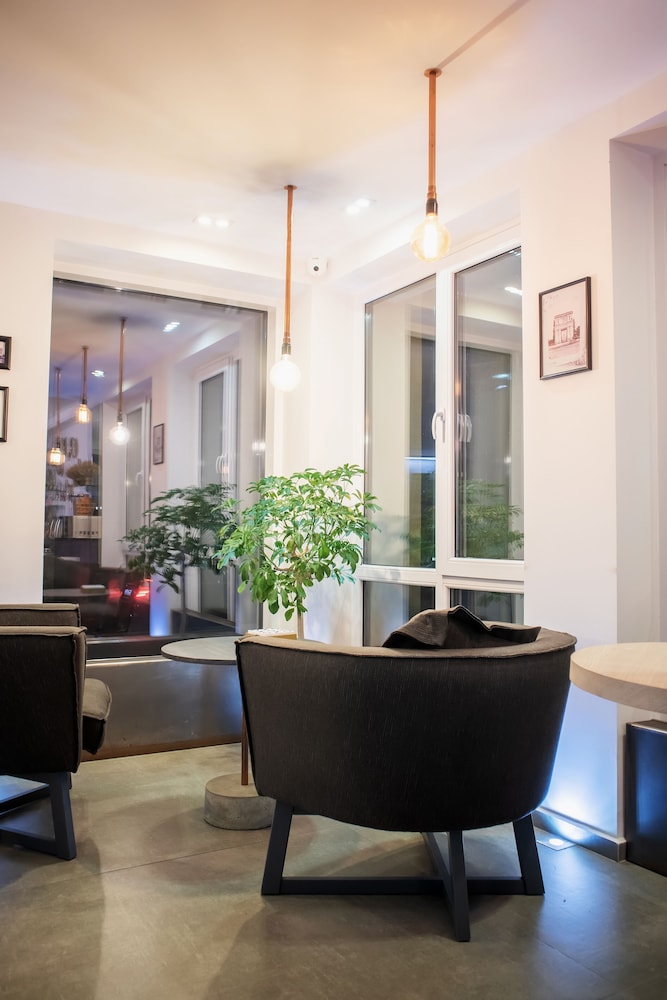 THOMAS ALBERT HOTEL 44/60