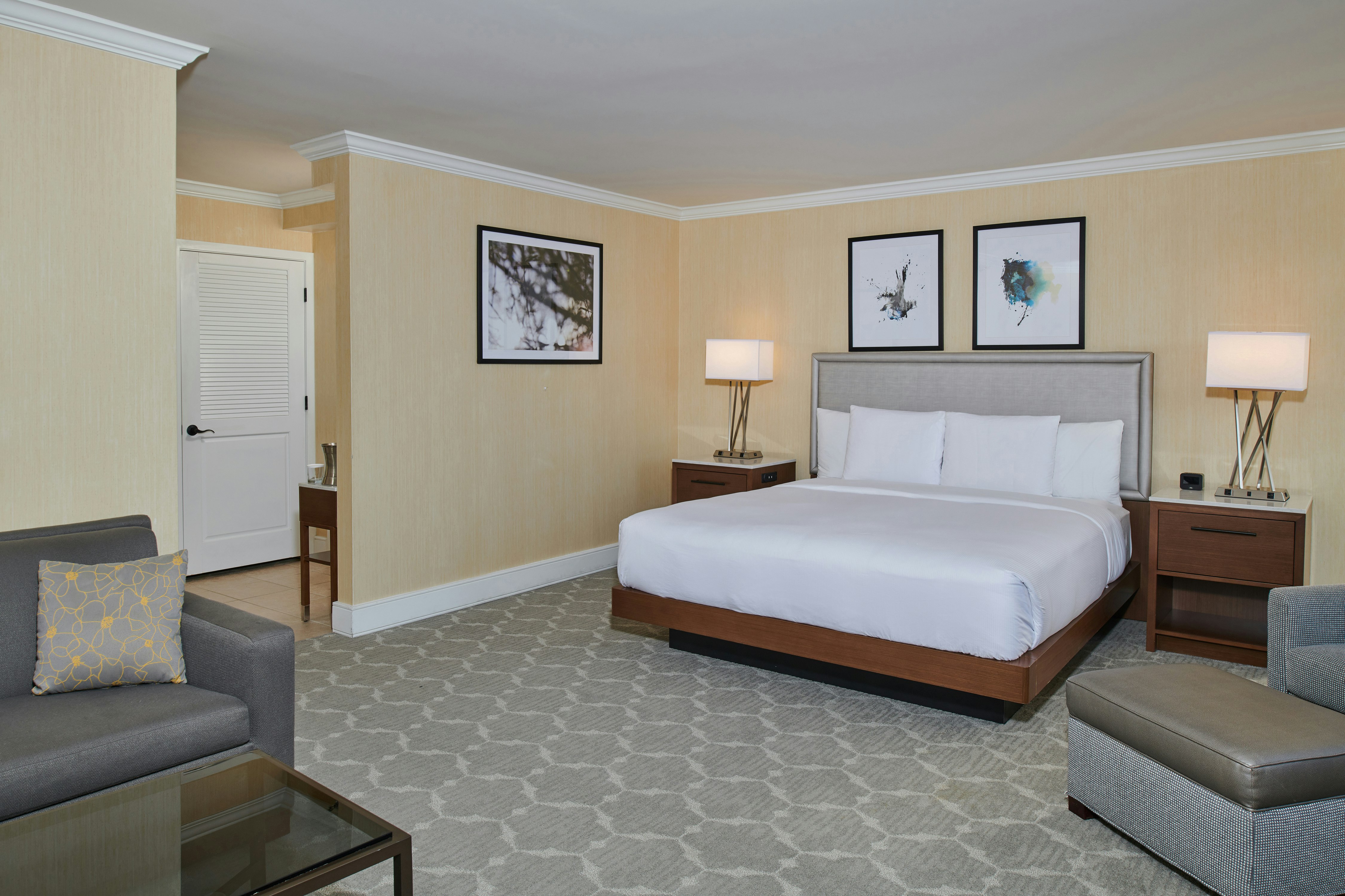 ROOM, KING BED