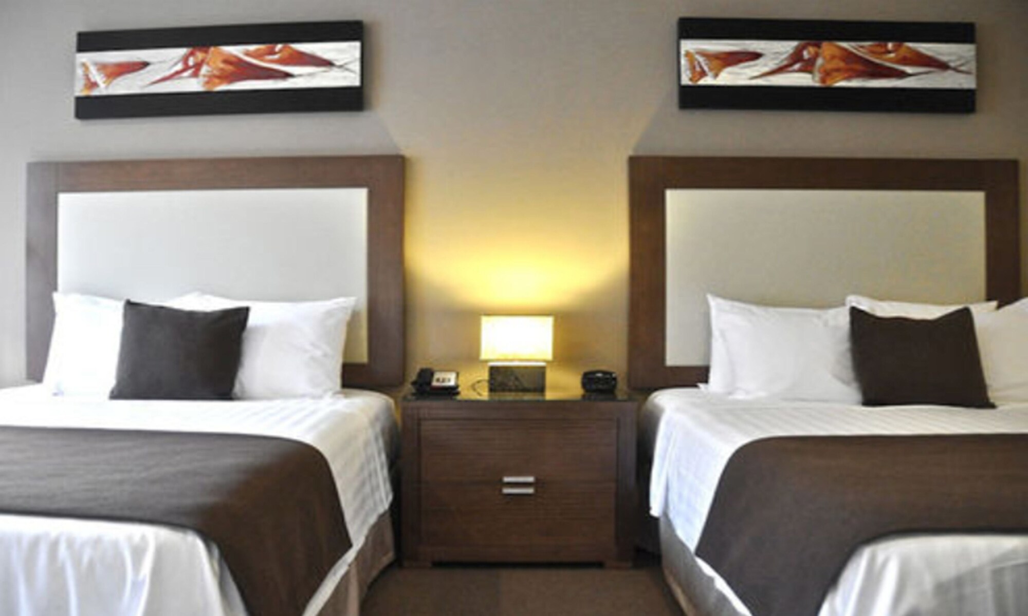 DELUXE, 2 QUEEN BEDS