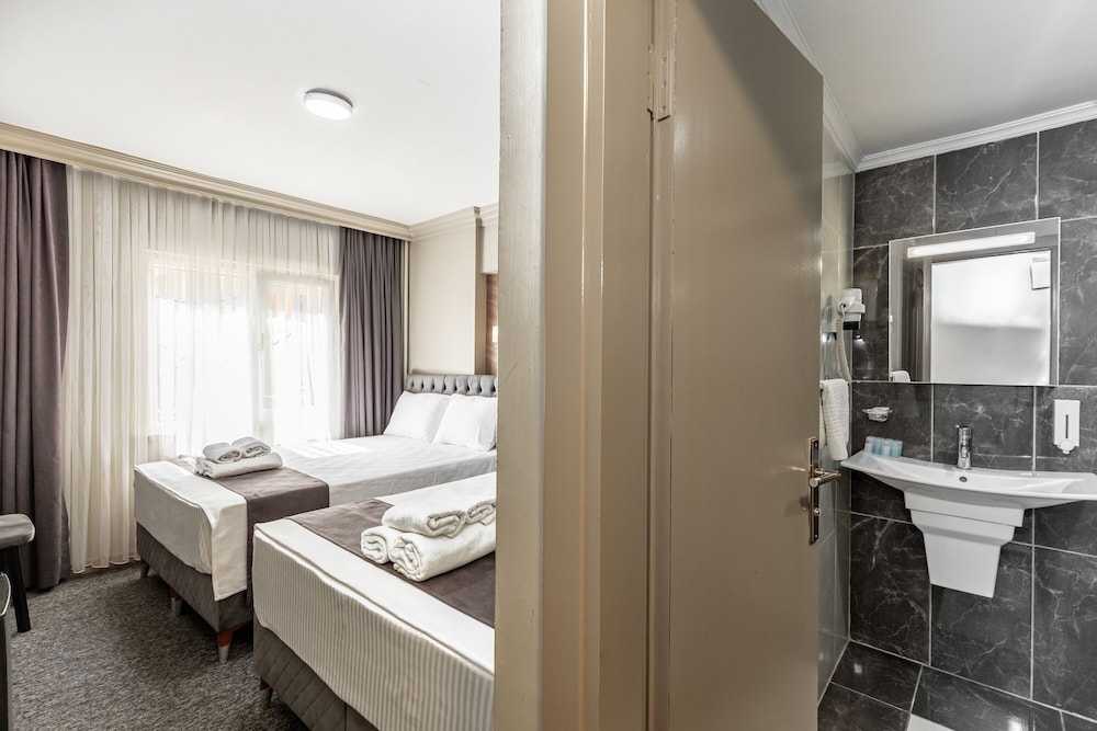 Loyal City Hotel 59/63