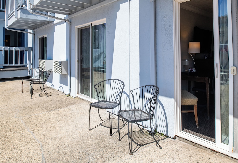 Cannery Row Inn 48/69