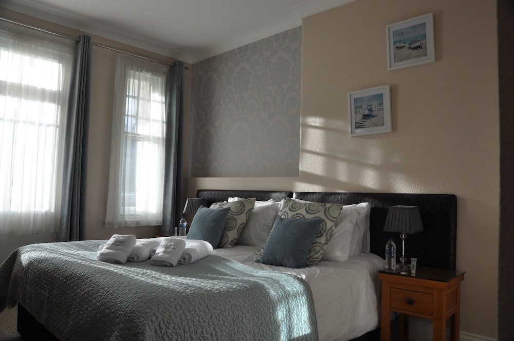 ROOM, KING BED, BALCONY