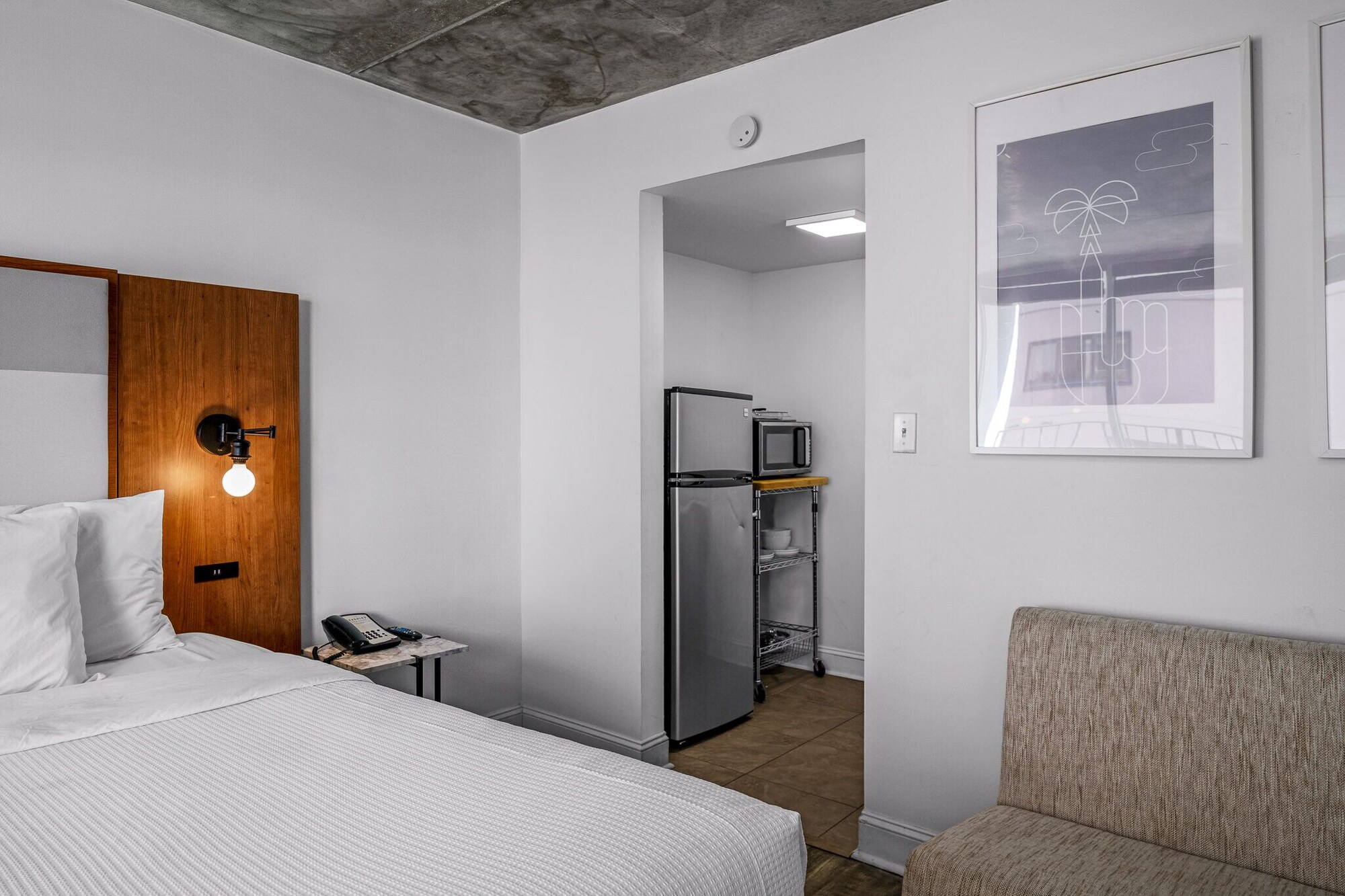 STANDARD, KING BED, PARTIAL OCEAN VIEW, KITCHENETTE