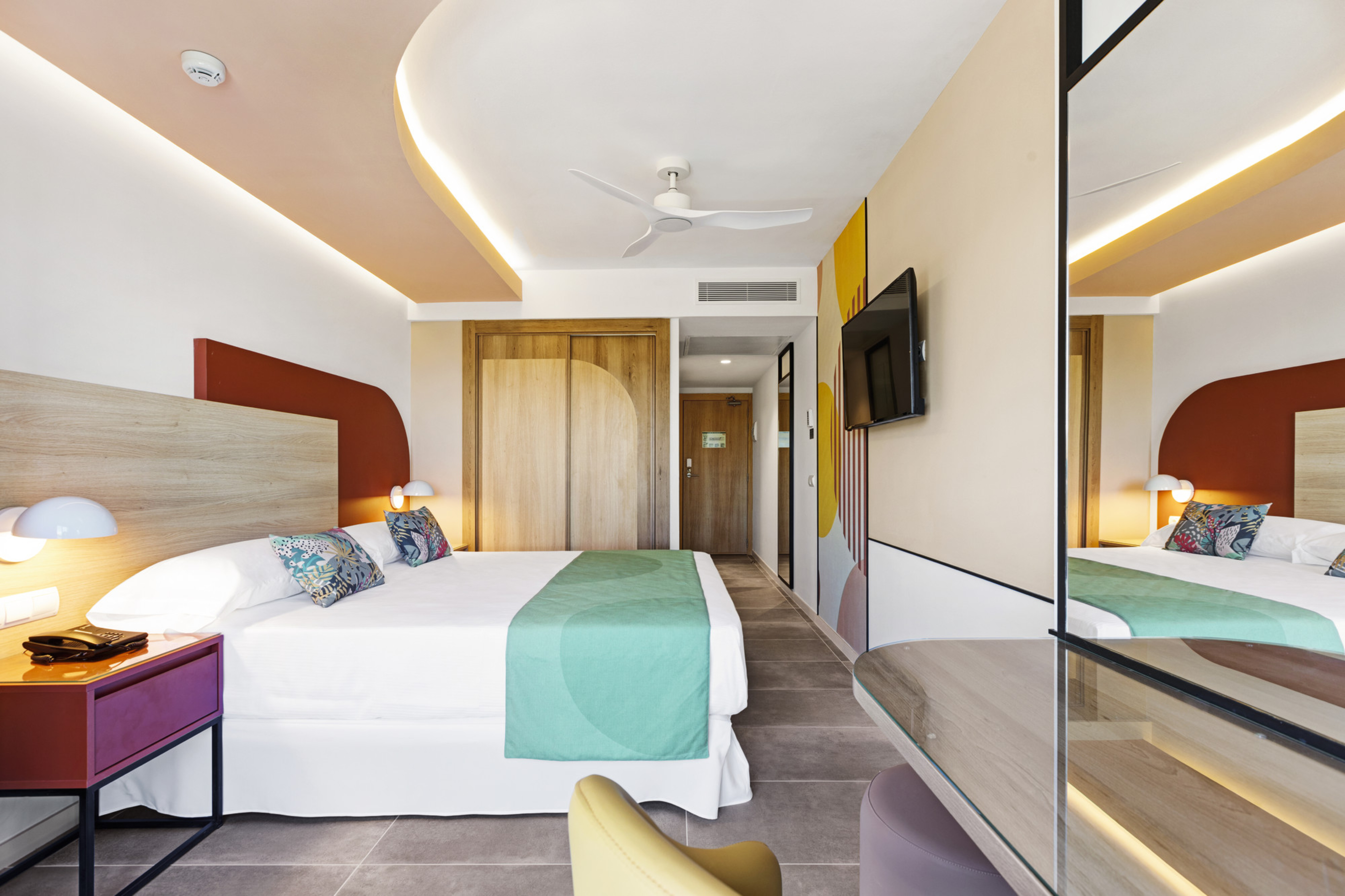 ROOM, DOUBLE BED