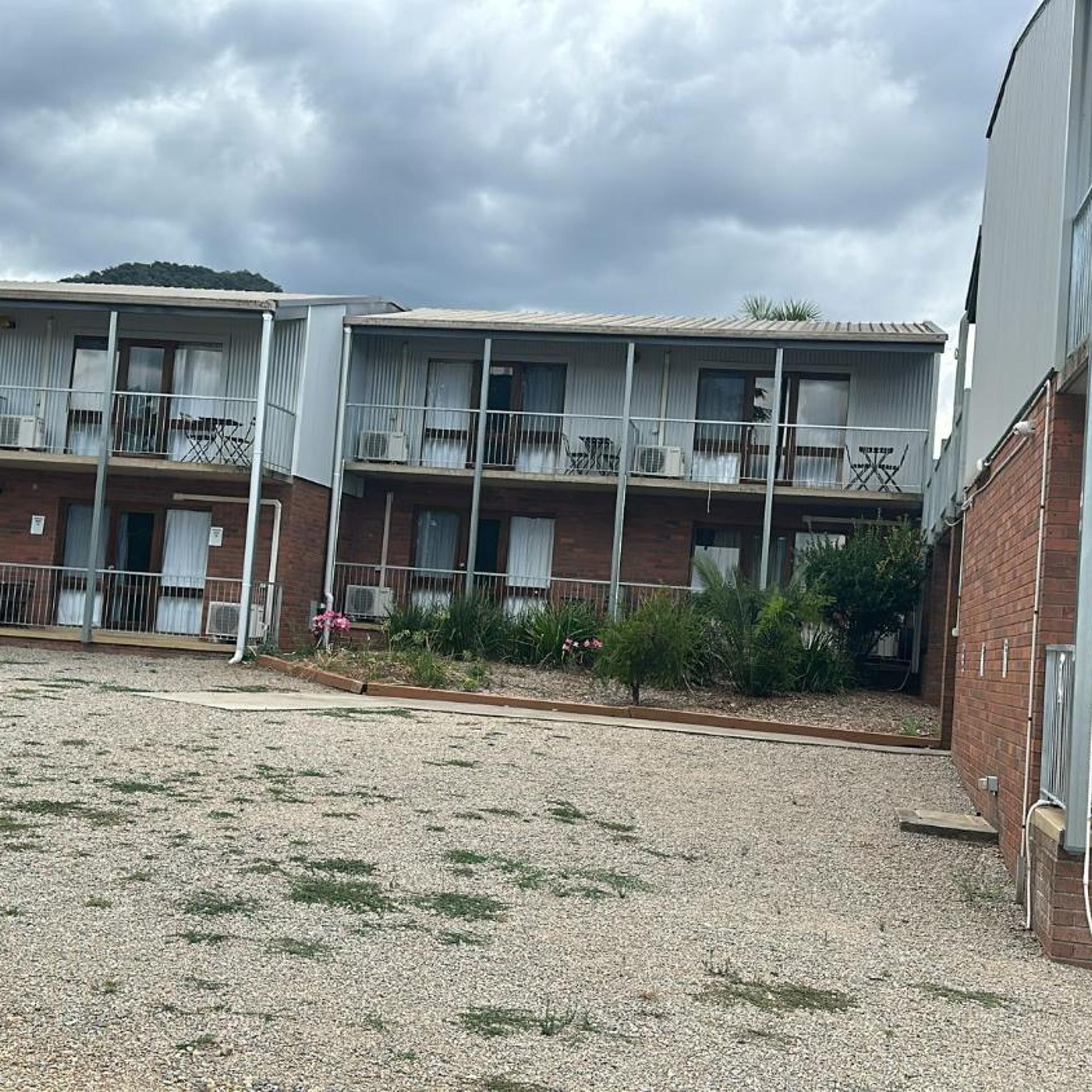 MOUNTAIN CREEK MOTEL 6/50