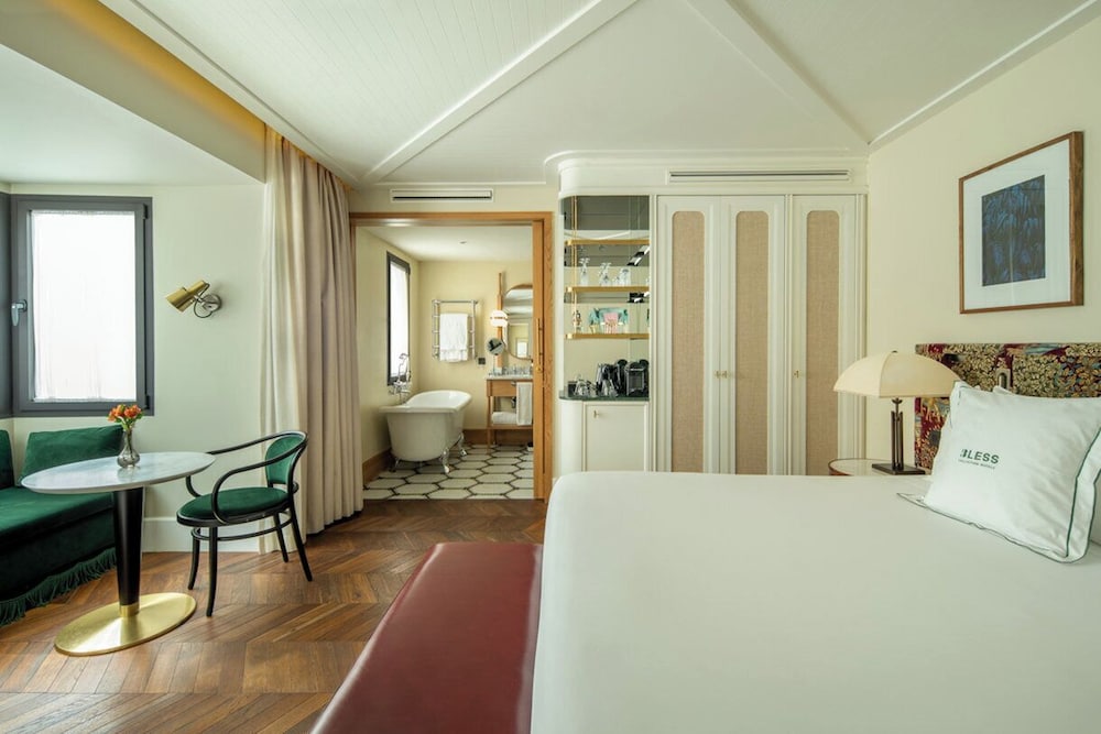 DELUXE, SINGLE, DOUBLE BED