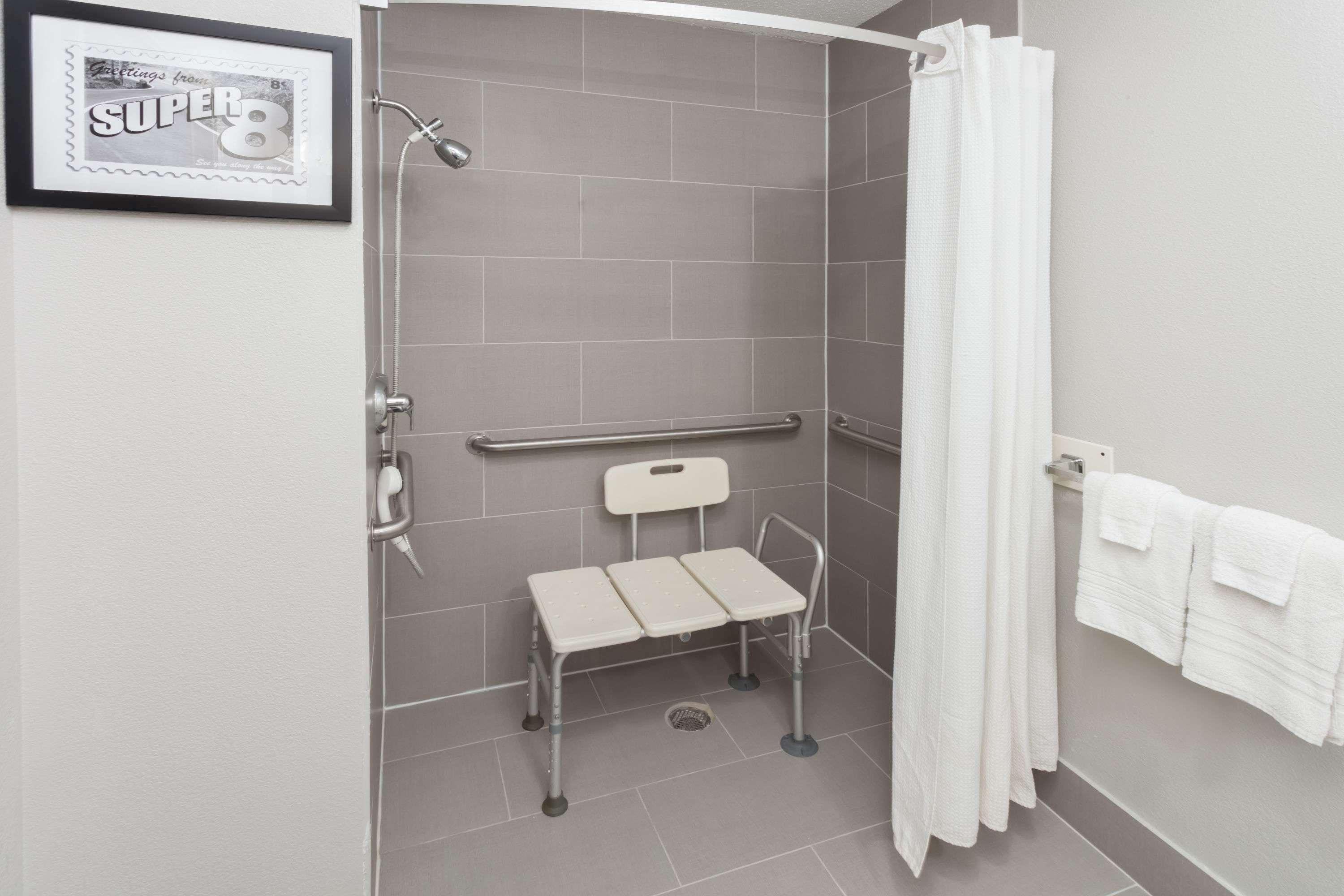 Super 8 by Wyndham Rochester IN 16/16