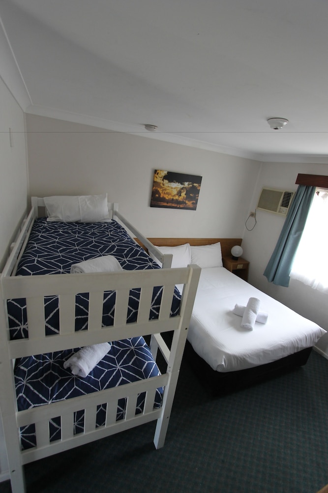 Toreador Motel 15/50