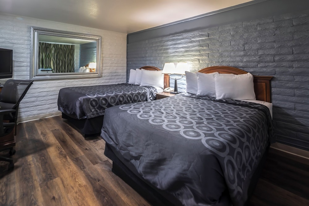 STANDARD, 2 DOUBLE BEDS