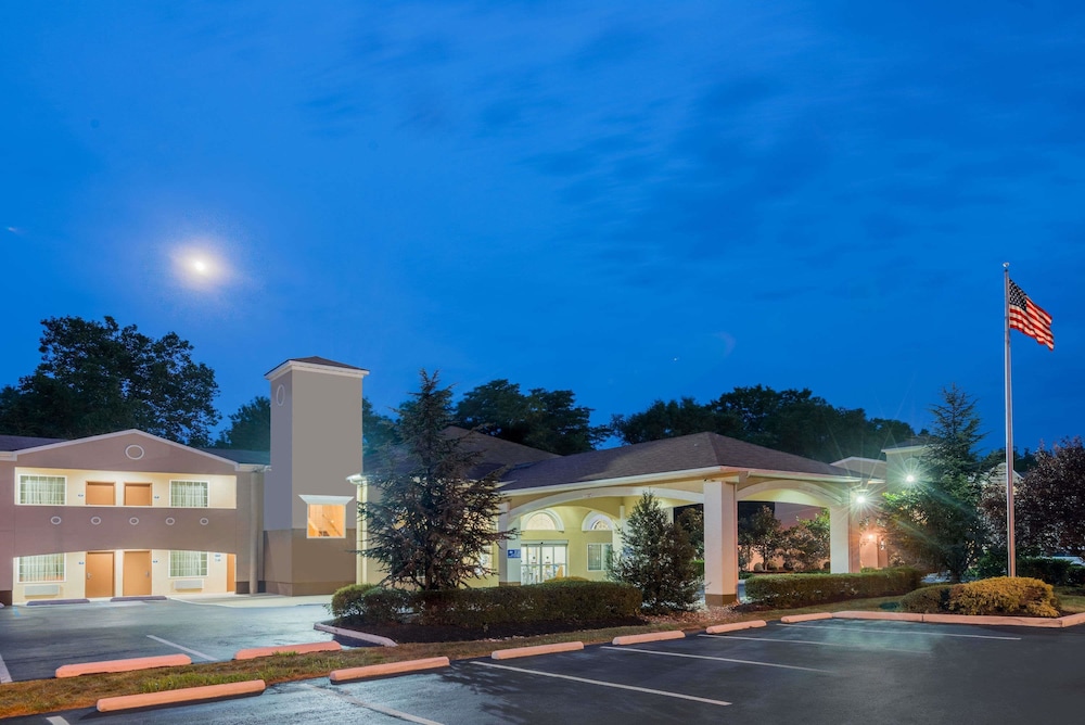 Days Inn & Suites By Wyndham Cherry Hill - Philadelphia 1/35