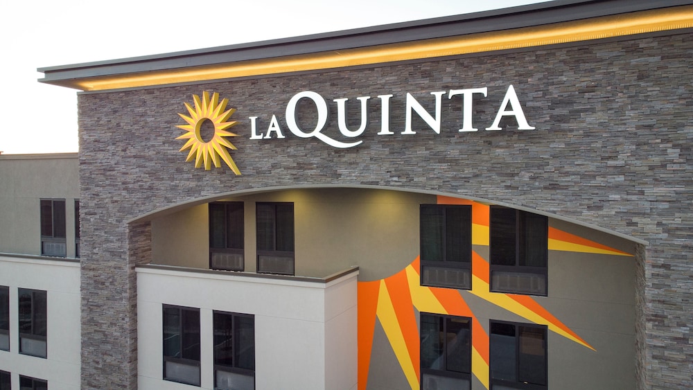 La Quinta Inn and Suites by Wyndham Lincoln 3/84