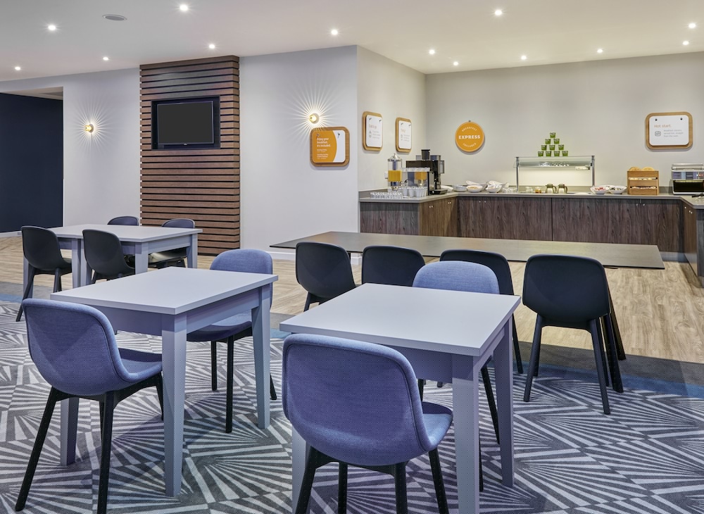 HOLIDAY INN EXPRESS GRIMSBY 27/35