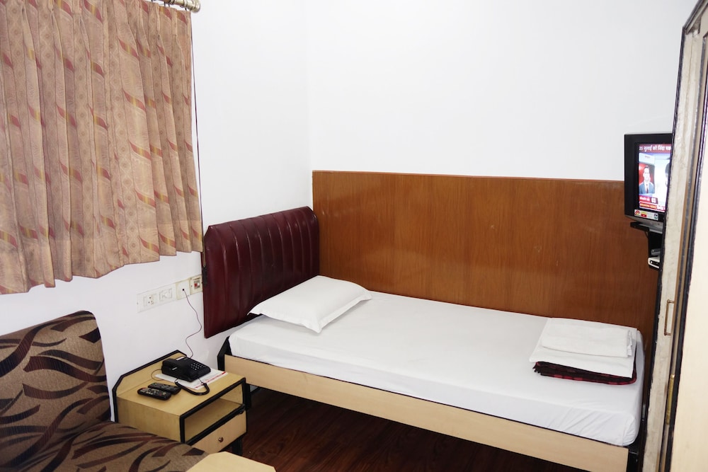 ROOM, SINGLE