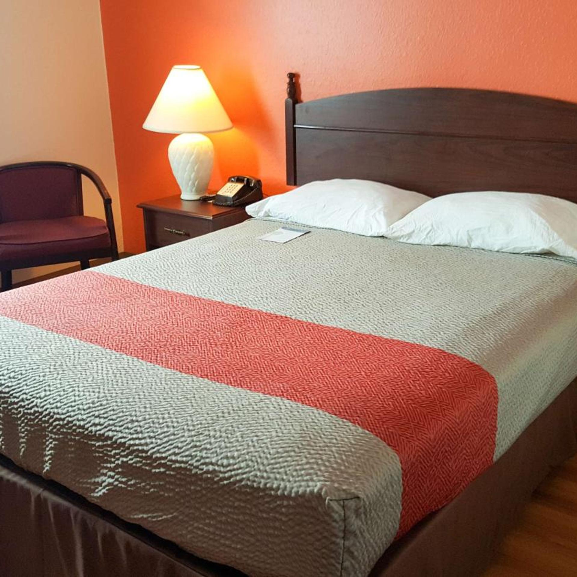 غرفة بسرير كوين لذوي الإعاقة، Motel6 Saukville, WI 7/10