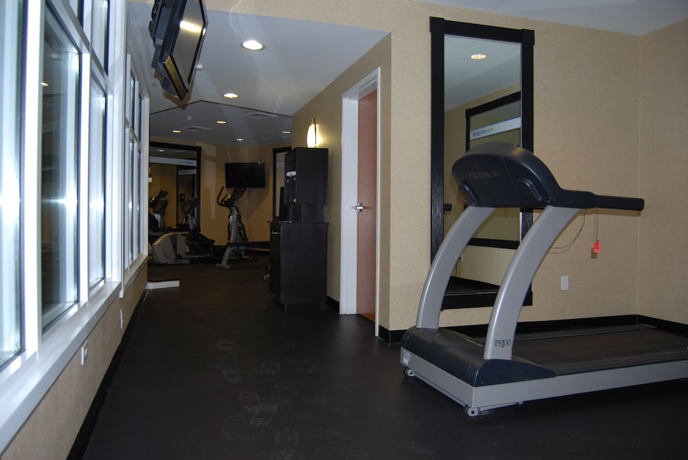 Holiday Inn Express Hotel Suites Auburn Hills 38/65