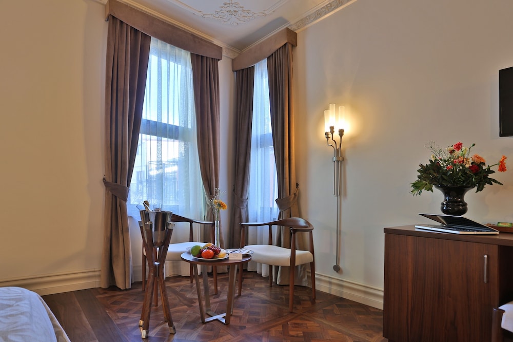 TAXIM LOUNGE HOTEL 36/58