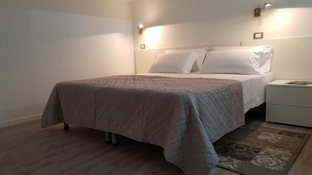 ROOM, QUADRUPLE