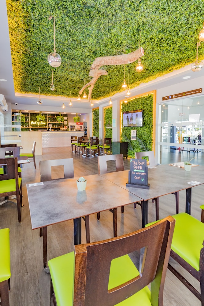 restaurant cafeteria