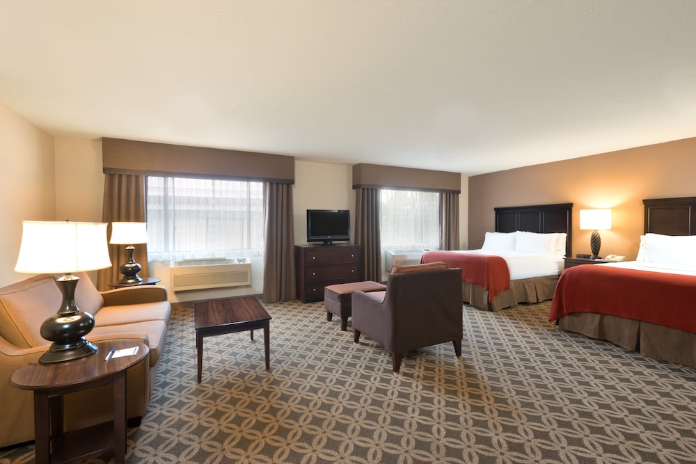 Holiday Inn Express Show Low 16/47