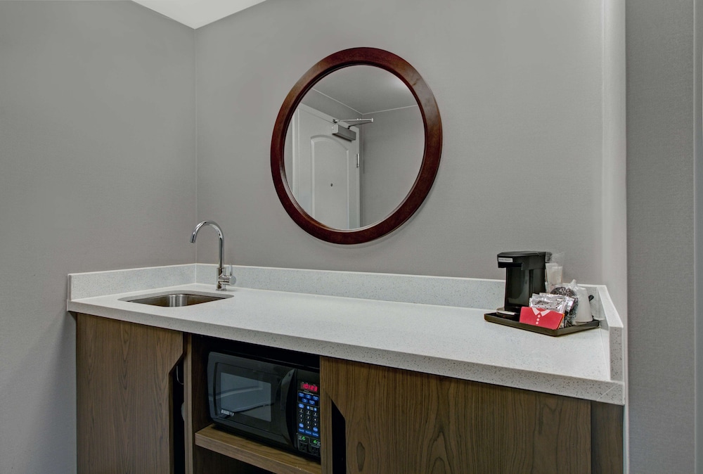 Hampton Inn & Suites Syracuse Dewitt 18/34