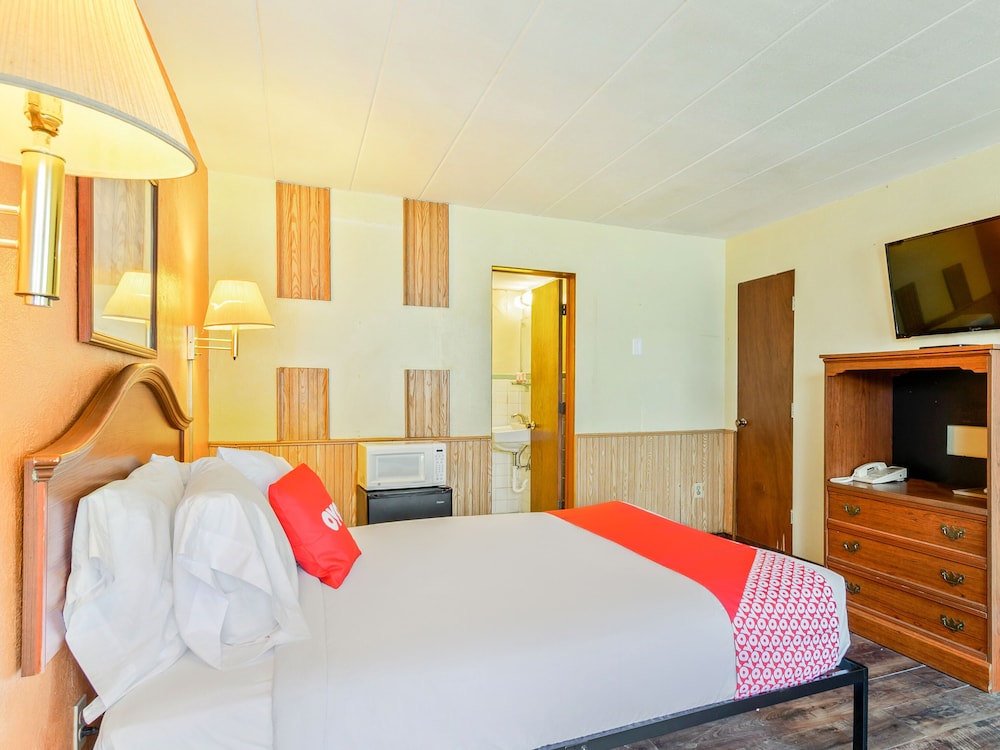 Single Bed, OYO Hotel Downtown Peoria I-74 2/10