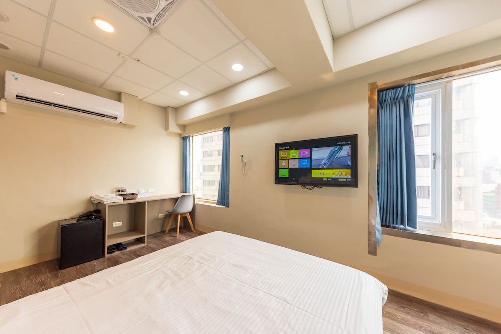 DELUXE, DOUBLE BED, CITY VIEW, BATHTUB