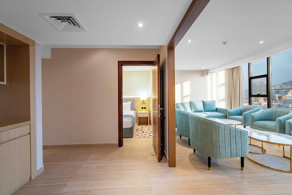 Grand Ambassador Hotel 24/38