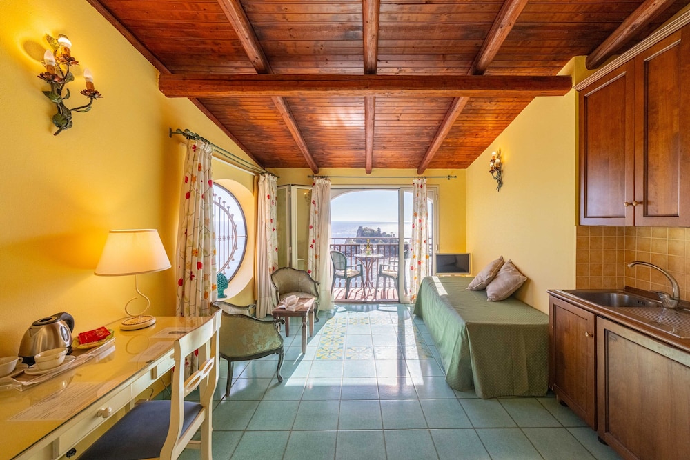 Mendolia Beach Hotel 14/47