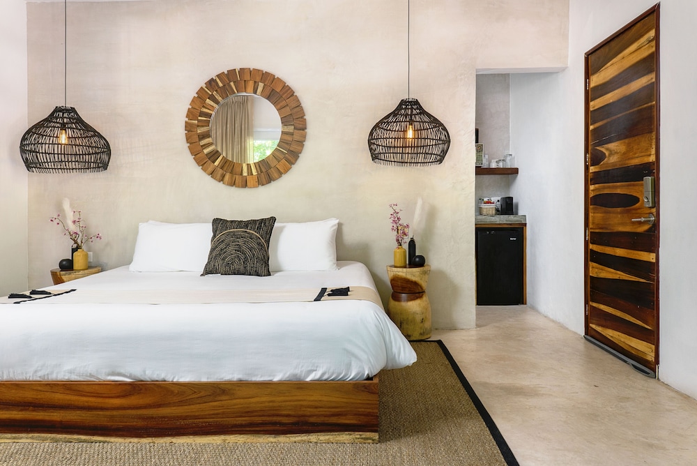DELUXE, KING BED, BALCONY