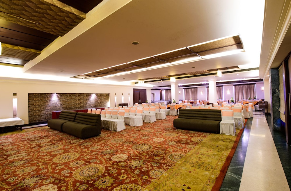 HOTEL MAJESTIC GRAND 11/18