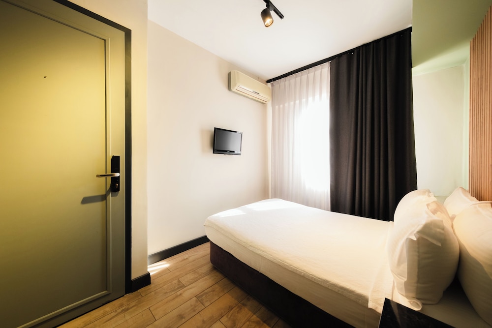 Leons Hotel 17/50